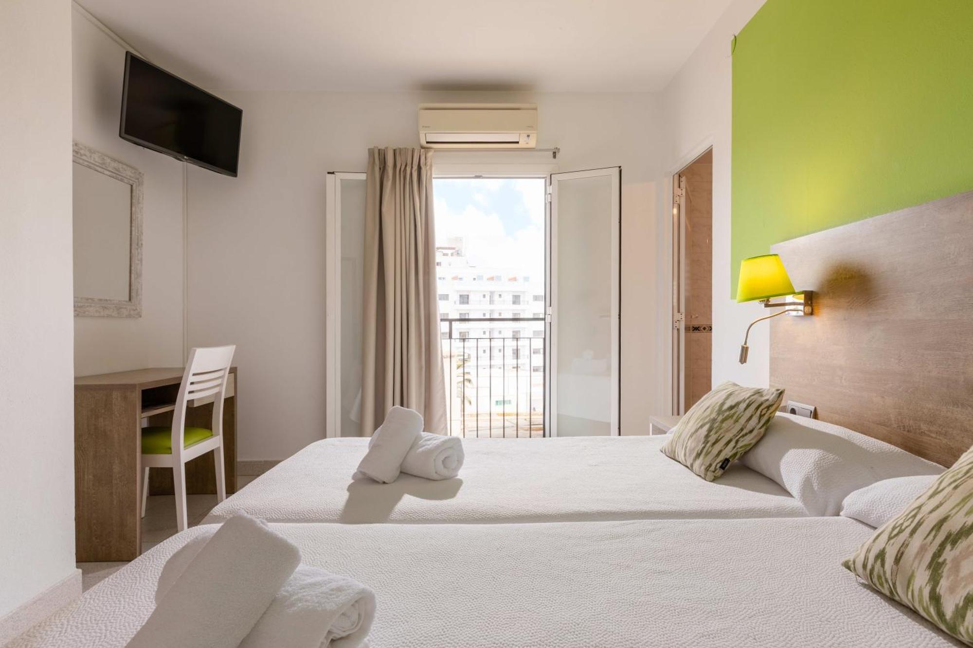Hostal Mari San Antonio  Ngoại thất bức ảnh