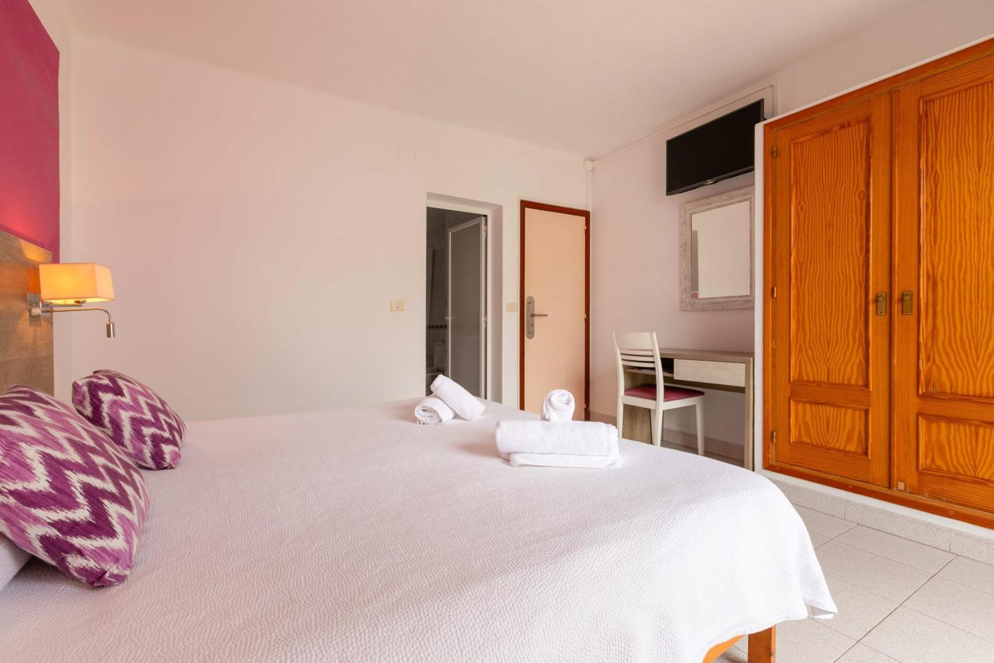 Hostal Mari San Antonio  Ngoại thất bức ảnh
